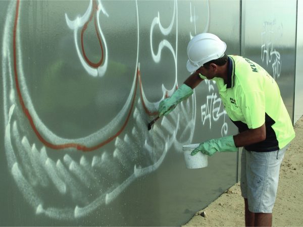 Remove graffiti quickly with Kleenit.